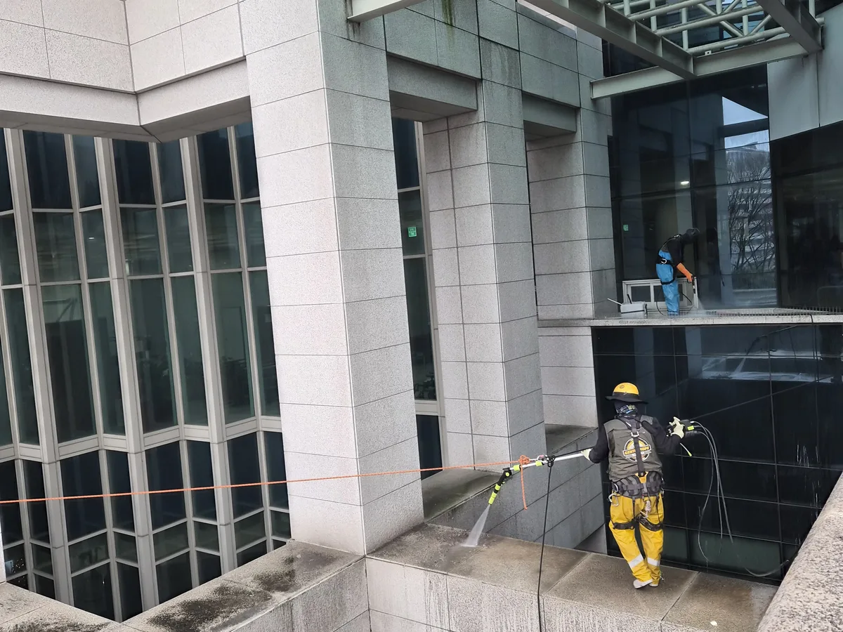 동구 방어동 상가건물 옥상 파라펫 장비 주변 정밀 위생청소 사례 - 행진크린