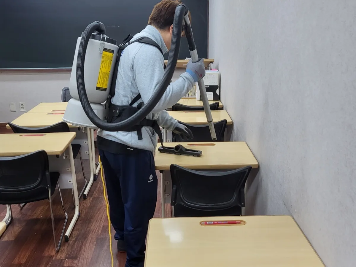 북구 신천동 학교 현관·중앙홀 바닥 위생청소 사례 - 행진크린